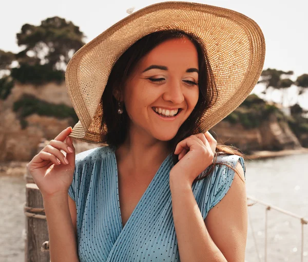 Jovem com chapéu de verão posando na ponte — Fotografia de Stock