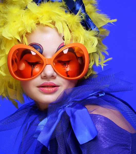 Mujer con pelo amarillo y gafas de carnaval —  Fotos de Stock