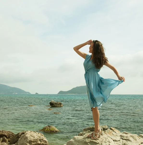 Junge glückliche Frau posiert am Meer — Stockfoto