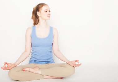 sarışın kadın çalışma yoga egzersiz