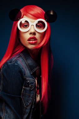 Kızıl saçlı güzel bir kadın.