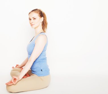 sarışın kadın çalışma yoga egzersiz