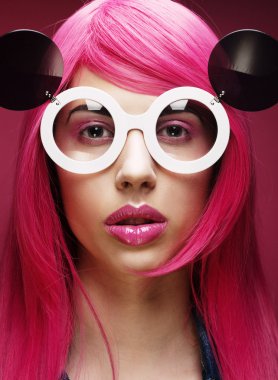 Pembe saçlı güzel manken