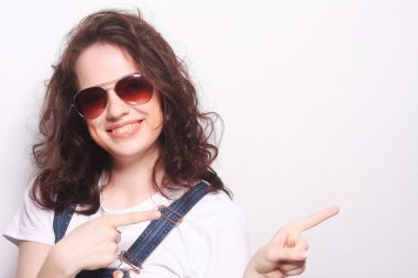 Genç kadın güneş gözlüğü takıyor şaşırttı.