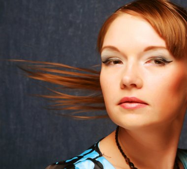 Mavi elbiseli kadın.