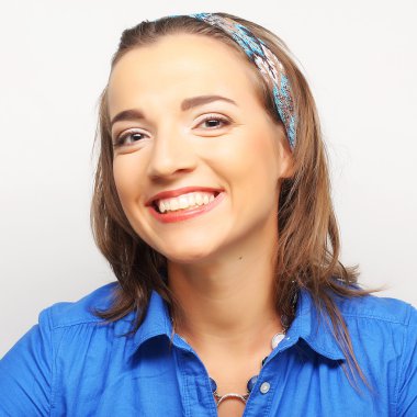 Güzel, genç, şaşkın kadın.