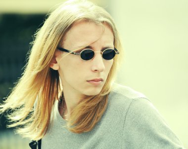 Yakışıklı genç adam.