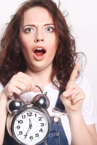 Mujer joven con reloj despertador —  Fotos de Stock