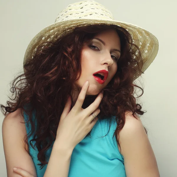 Hermosa mujer con sombrero — Foto de Stock