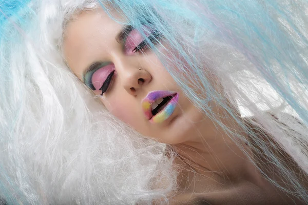 Mujer joven con maquillaje brillante y cabello creativo — Foto de Stock
