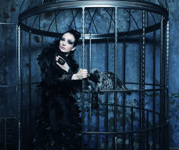 Modelo de moda em vestido de fantasia posando em gaiola de aço . — Fotografia de Stock