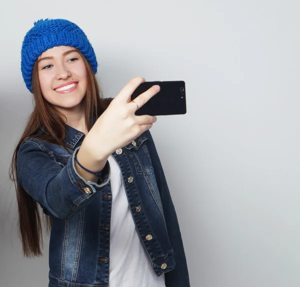 Flicka ta ett självporträtt — Stockfoto