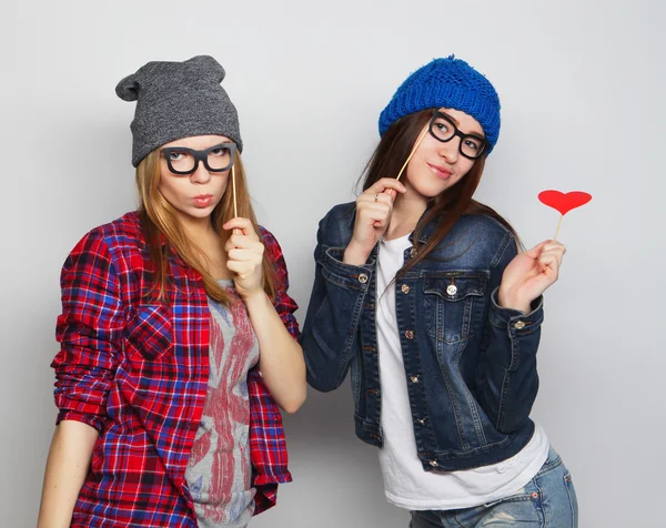 Twee stijlvolle sexy hipster meisjes — Stockfoto