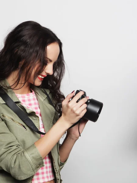 Bella giovane donna con macchina fotografica — Foto Stock