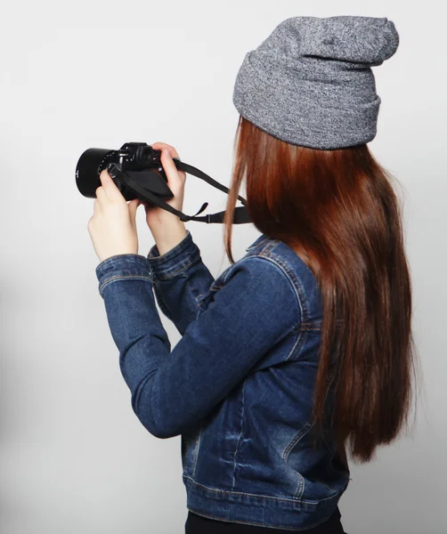 Bella giovane donna con macchina fotografica — Foto Stock