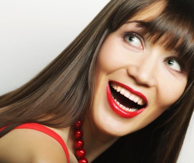 Gülümseyen güzel bir kadın.