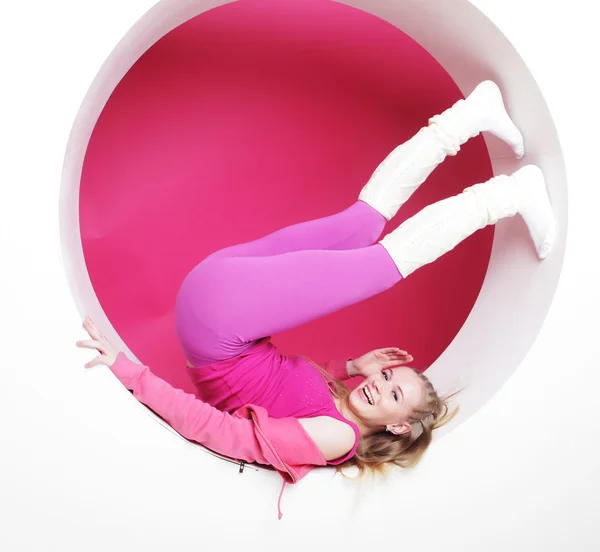 Sportovní žena pózuje v růžové kolečko — Stock fotografie