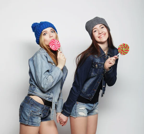 Twee jonge hipster meisjes beste vrienden — Stockfoto