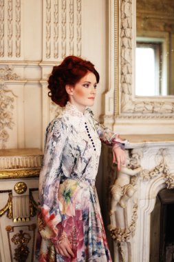 Şöminenin yanında poz kadın