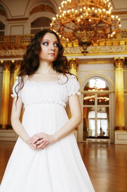 Beyaz elbiseli genç Victoria Bayan