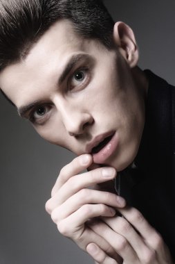 zarif genç yakışıklı adam.