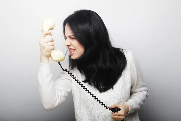 Chica furiosa con teléfono vintage —  Fotos de Stock