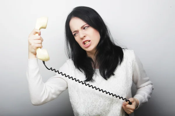 Menina furiosa com telefone vintage — Fotografia de Stock