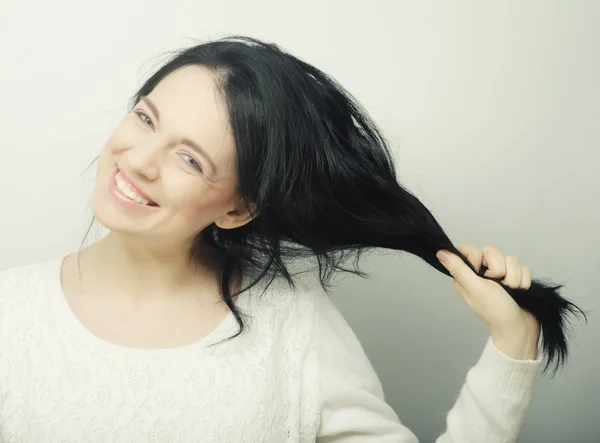 Mooie jonge gelukkig brunette vrouw. — Stockfoto