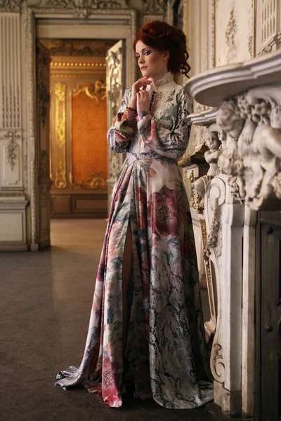 Красива жінка стоїть в палацовій кімнаті . — стокове фото