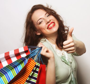 renkli alışveriş torbaları ile güzel bir genç kadın