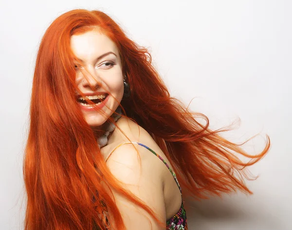 Mulher feliz com longo fluxo de cabelo vermelho — Fotografia de Stock