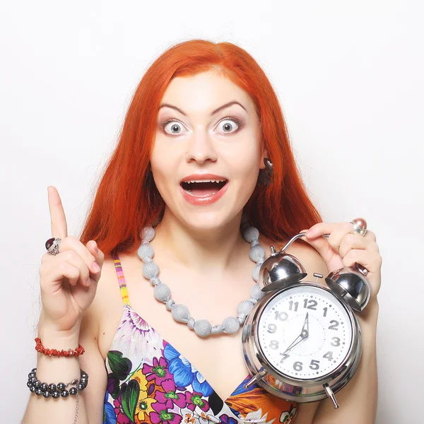 Femeie tânără cu ceas cu alarmă — Fotografie, imagine de stoc