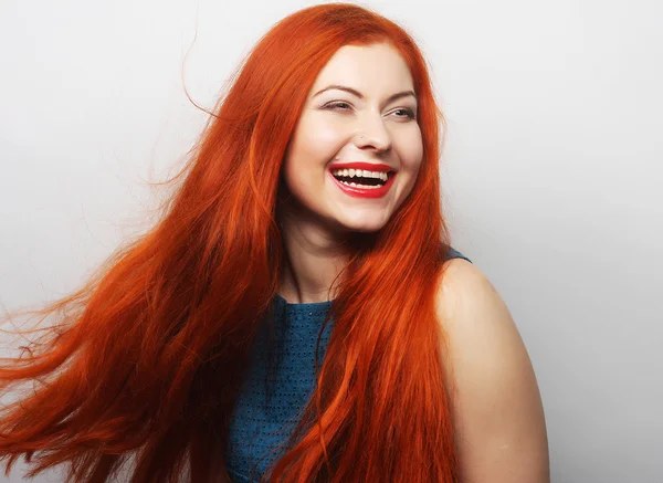 Mujer feliz con el pelo rojo largo que fluye — Foto de Stock