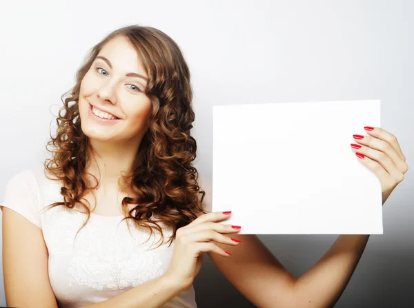 Mujer sosteniendo tarjeta en blanco — Foto de Stock