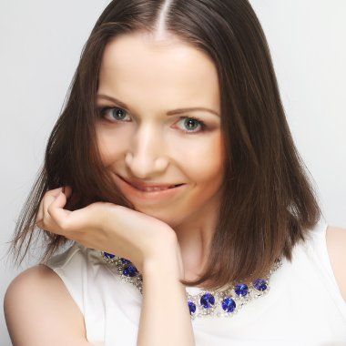 Güzel, genç, şaşkın kadın.