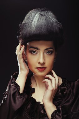 güzel bir kadın ile şık bir saç modeli