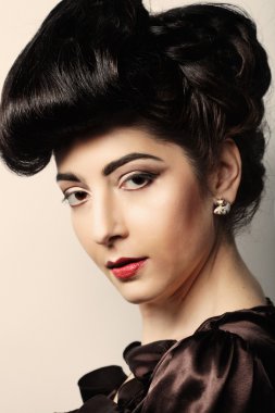 güzel bir kadın ile şık bir saç modeli