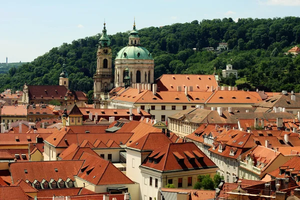 Casas con techos rojos tradicionales en Praga — Foto de Stock