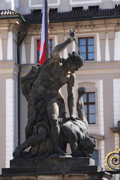 Statue på portalen fra slottet i Praha – stockfoto