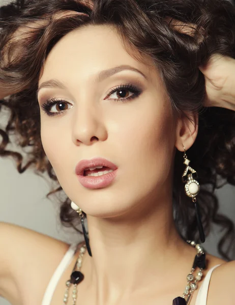 Modelo de moda jovem com cabelo encaracolado — Fotografia de Stock