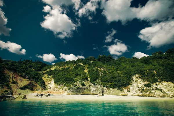 Grutas azuis ao longo da costa de Zakynthos — Fotografia de Stock