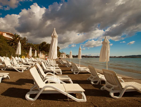 Sunchairs with  umbrellas on beautiful  beach — Stock Photo, Image