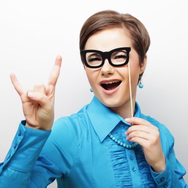 Parti bardakları tutan neşeli genç kadınlar..