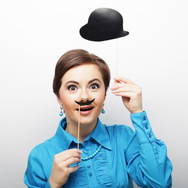 Neşeli genç bayan partiye hazır.