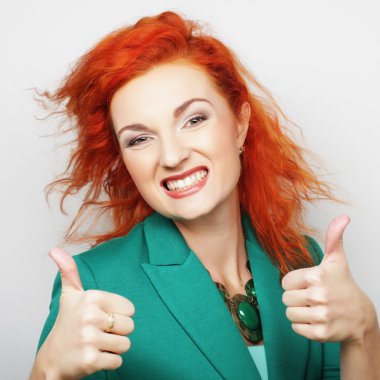 Başarılı kız başparmağını iki eliyle kaldırır.