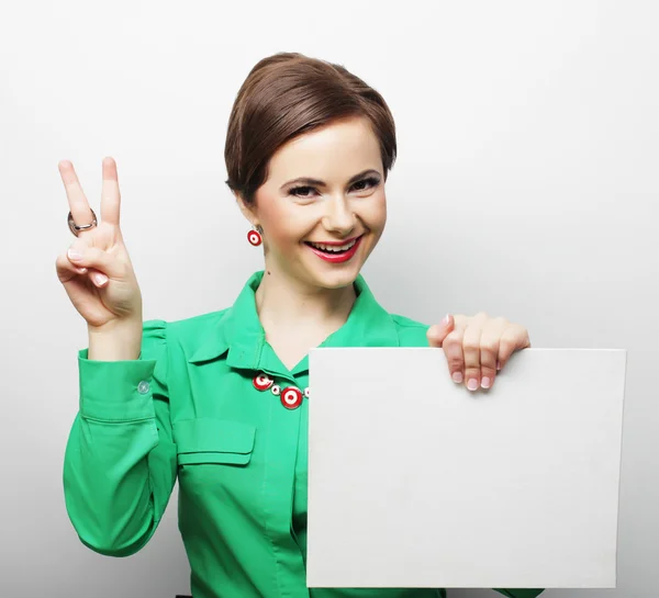 Junge lässige Frau glücklich mit leerem Schild — Stockfoto