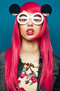 Pembe saçlı güzel manken