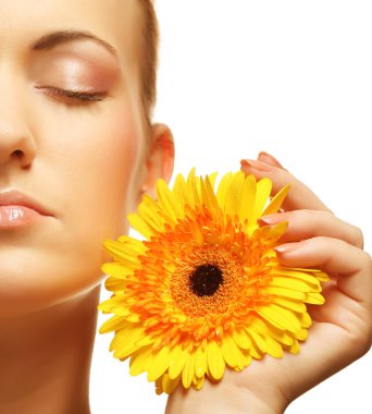 Gerber çiçekli güzel bir kadın.