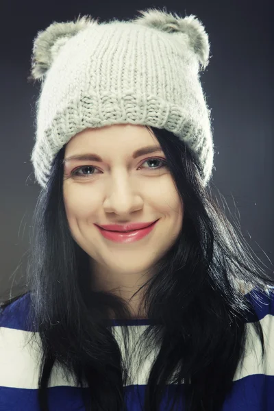 Mujer joven en sombrero de invierno divertido — Foto de Stock
