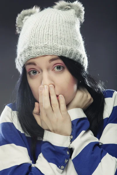 Jeune femme en chapeau d'hiver drôle — Photo